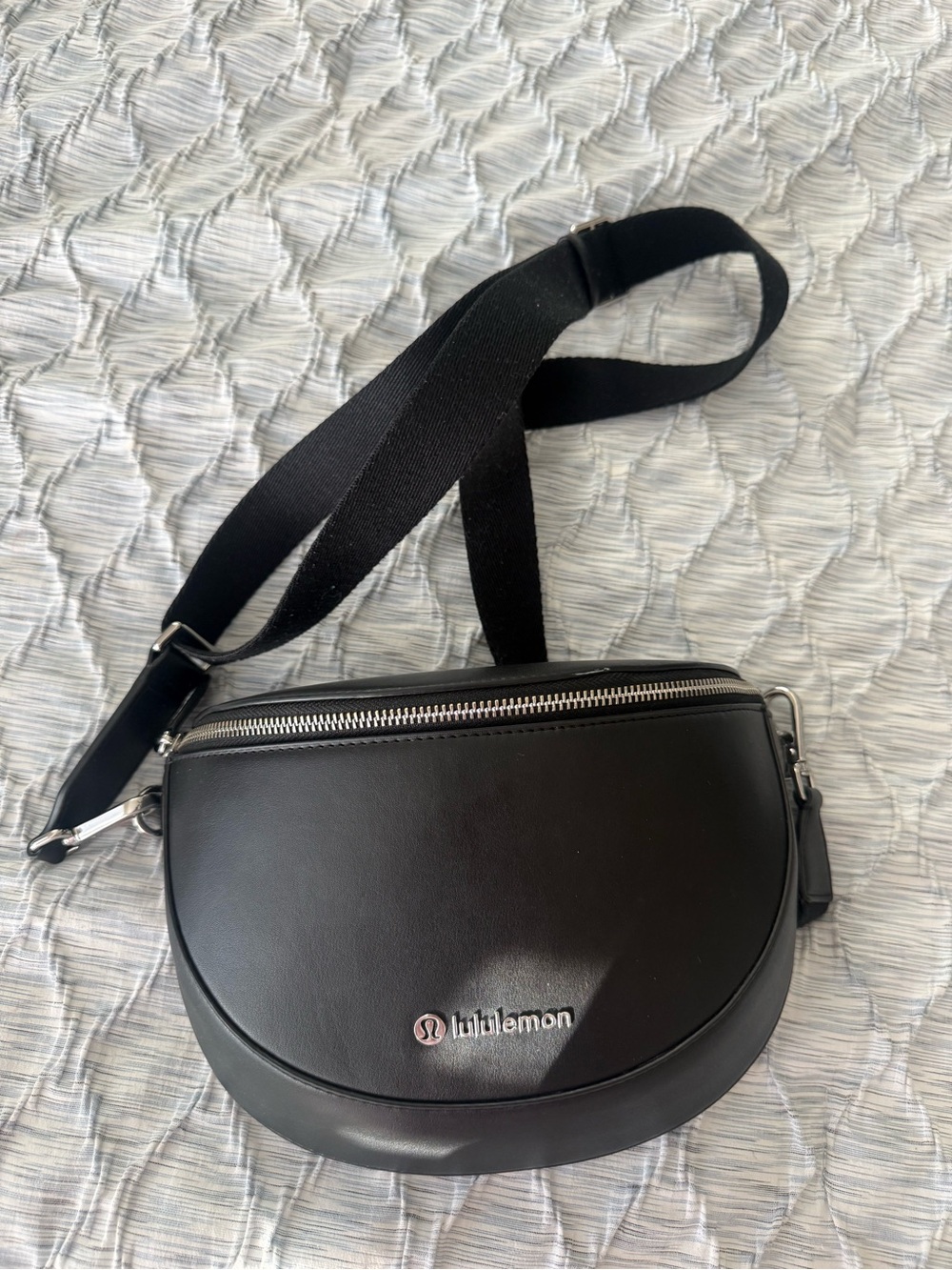 lululemon athletica Black Crossbody Bag - Sleek Leather Shoulder Bag Camara bag